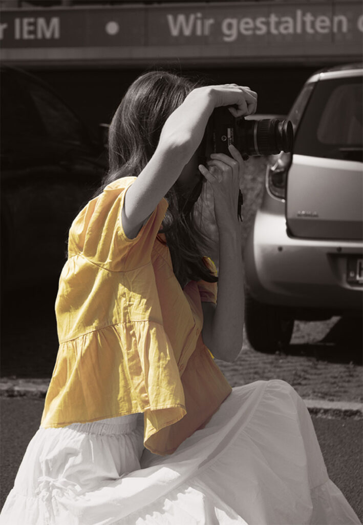 Bild von Anika Wilzer wie sie ein Foto schießt.